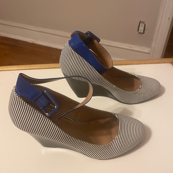 White and black striped wedge shoes - Picture 2 of 7